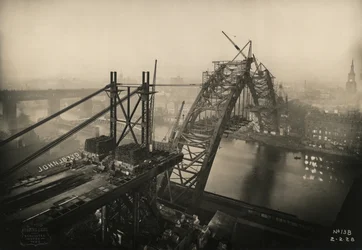 Vista del progreso con el Puente Tyne, mostrando las dos mitades acercándose, 2 de febrero de 1928
